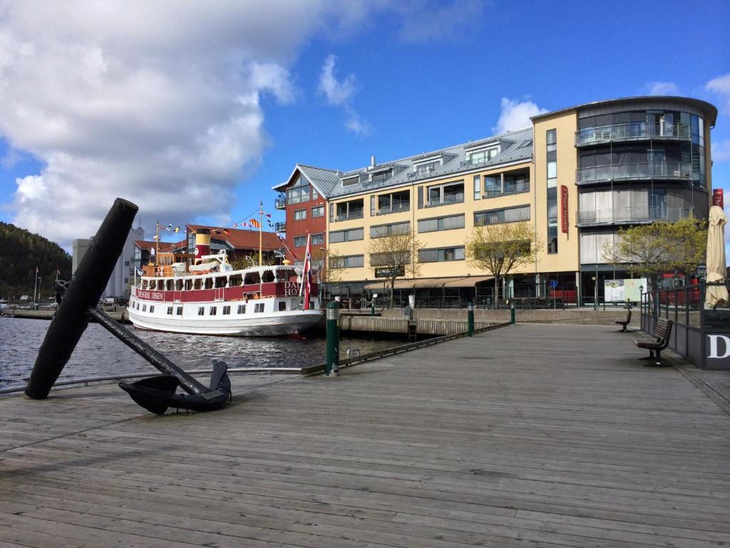 Thon Hotel vid bryggan med underbar utsikt ver inner hamnen och Fredrikstens fstning.